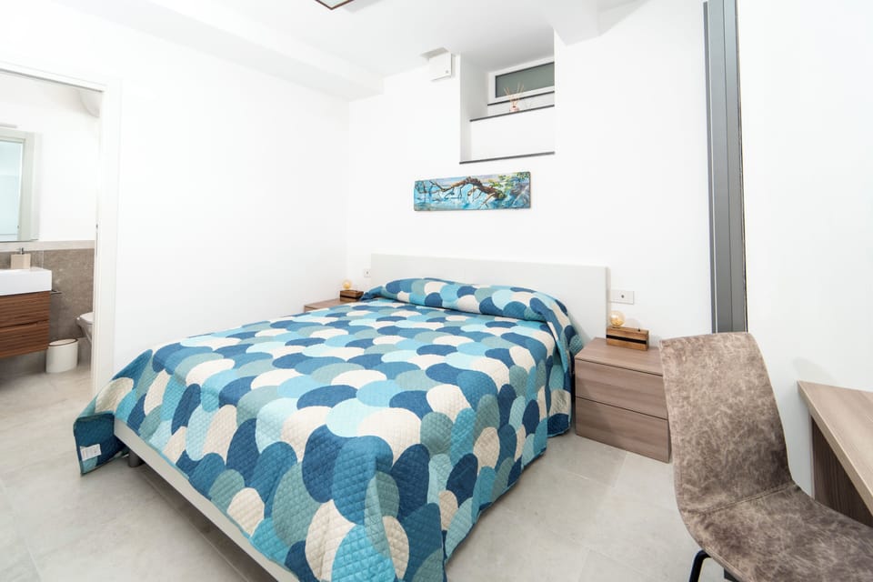 Deluxe Double Room | In-room safe, desk, blackout drapes, WiFi (free)