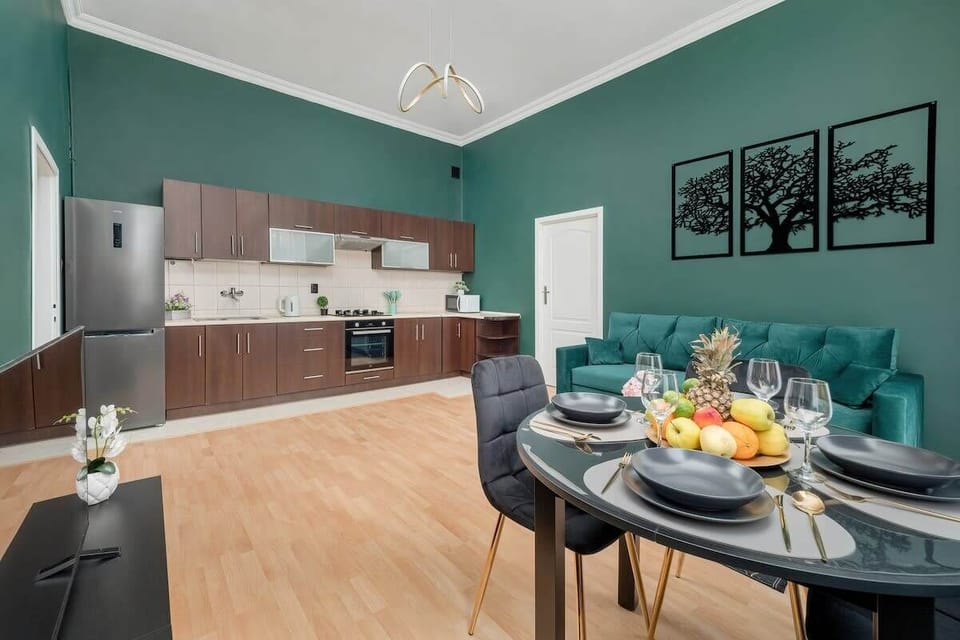 Modern, fully equipped kitchenette. 
