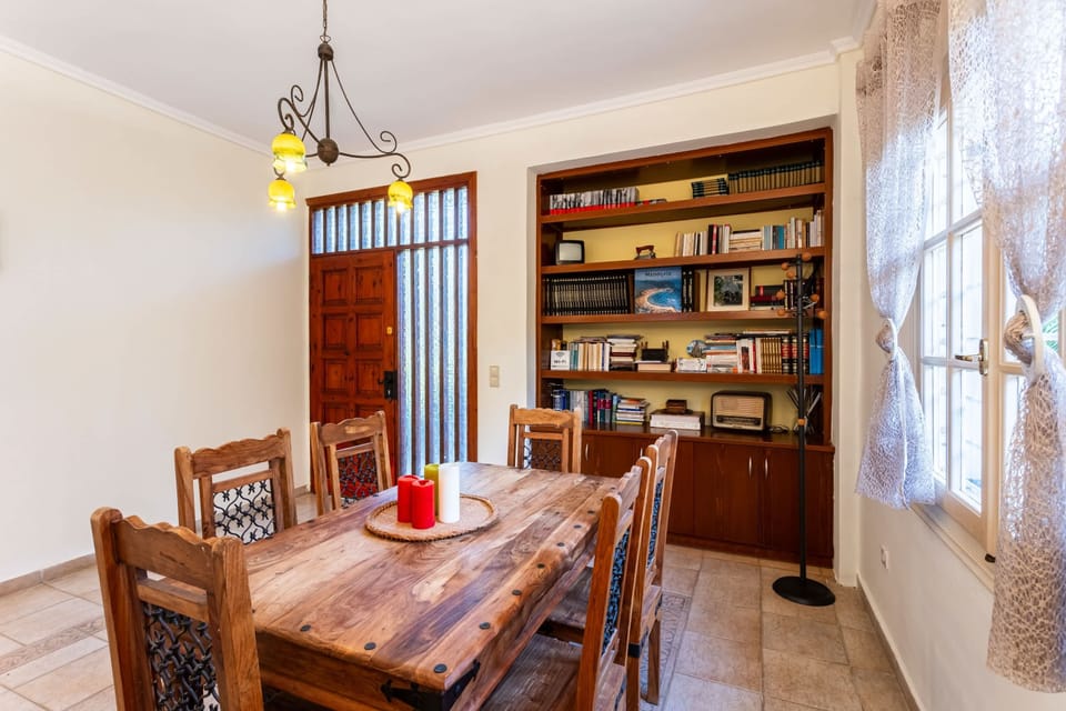 Dining area with books and vintage decoration