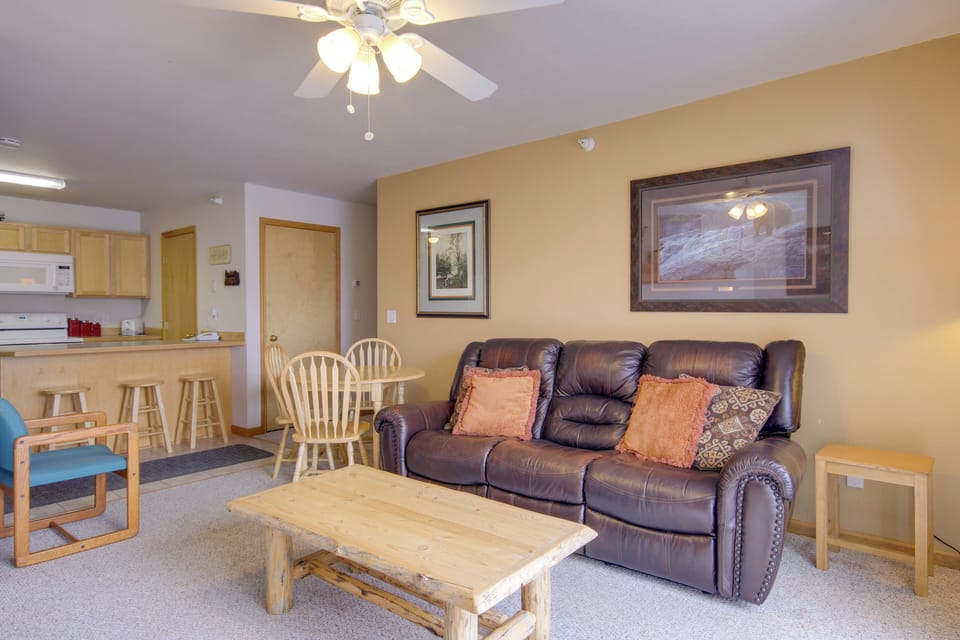 Living Room | Smart TV | Fireplace | Board Games