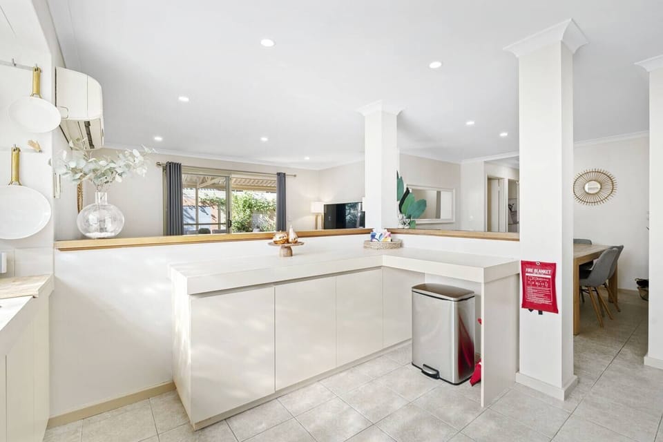 Open and interconnected living spaces, connecting the kitchen, dining, and living areas. Ideal for easy interaction and relaxation.