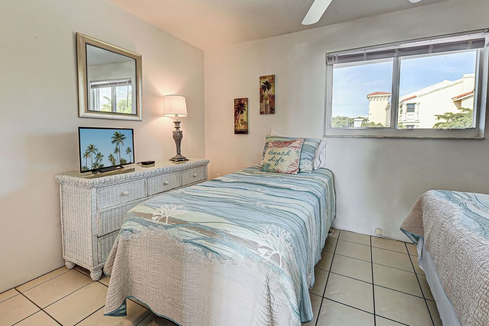 Bedroom (Queen and Single)