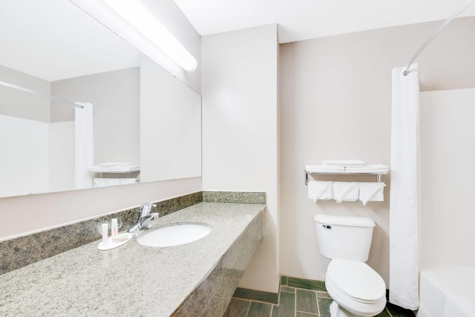 Combined shower/tub, rainfall showerhead, free toiletries, hair dryer