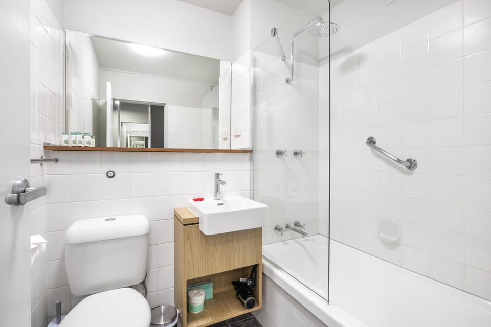 Combined shower/tub, rainfall showerhead, hair dryer, towels