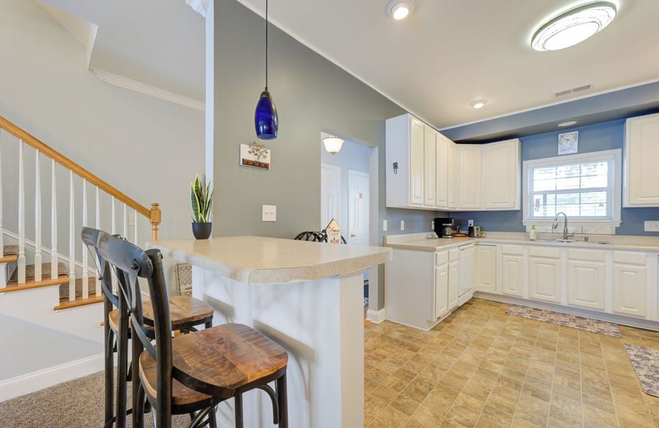 Eat in Kitchen, fully equipped for your convenience and functional comfort. 