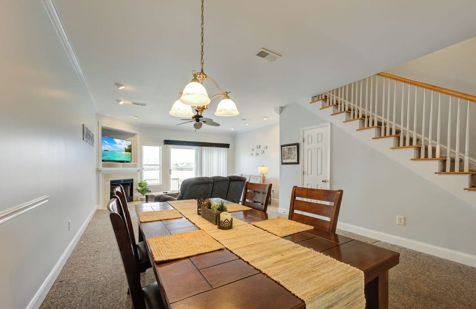 Spacious dining area perfect for a family dinner overlooking the lake.