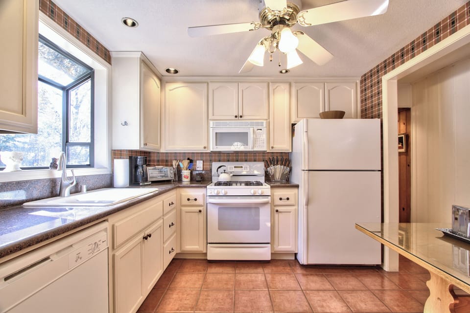 Full kitchen