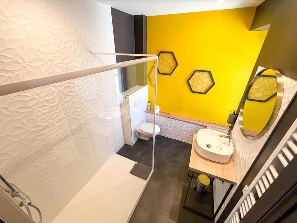 Ch2 Double Superior Room, 1 double bed, garden view | Bathroom | Shower, rainfall showerhead, hair dryer, towels