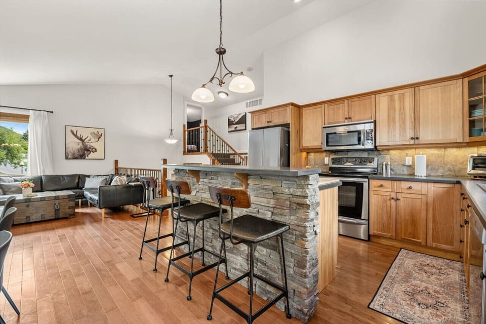 Full kitchen stocked with loads of appliances (incl. an air fryer, KitchenAid mixer & pasta maker!)