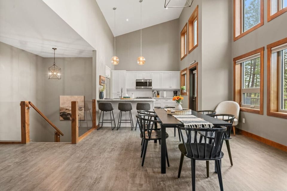 Dining area & full kitchen with expansive windows