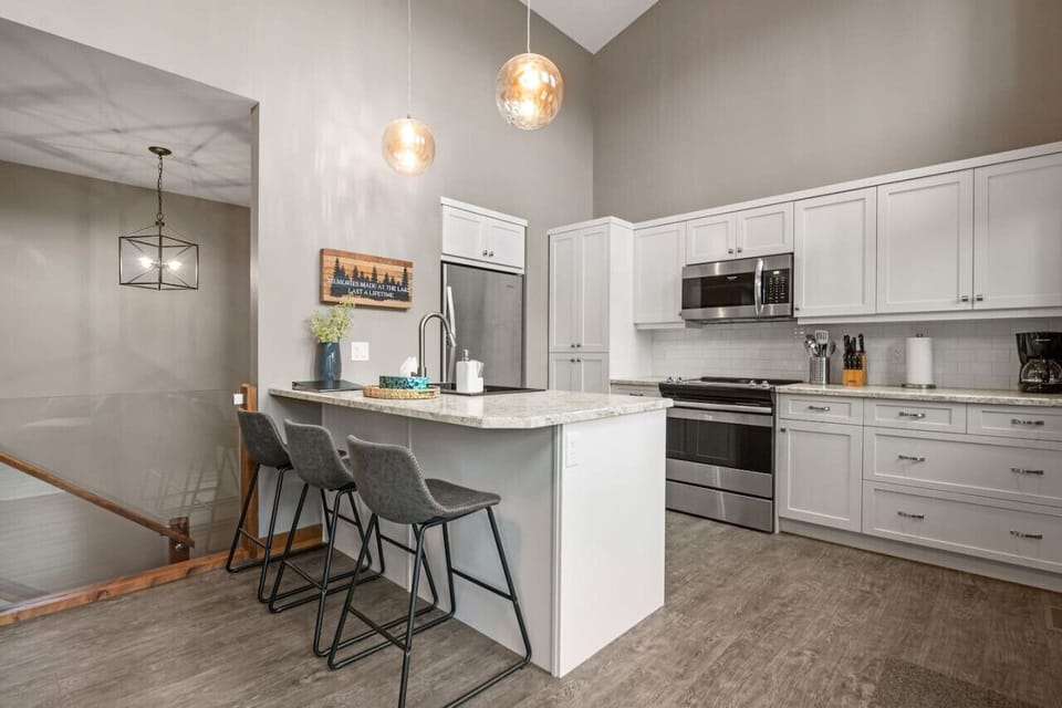 Full kitchen with walkout access to the deck & BBQ