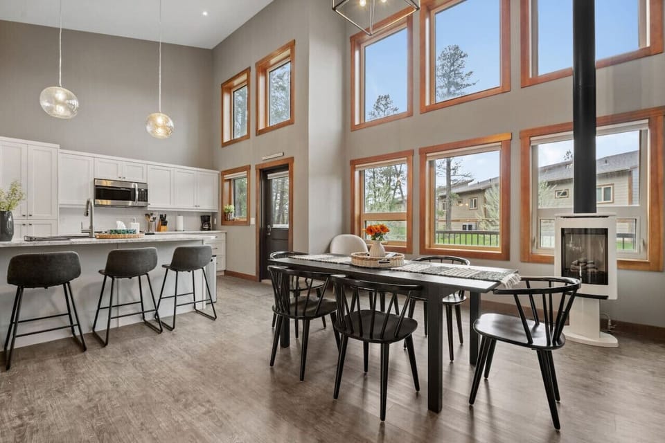 Dining area & full kitchen with expansive windows
