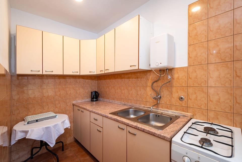 Apartment, 3 Bedrooms, Balcony, Garden View | Private kitchen