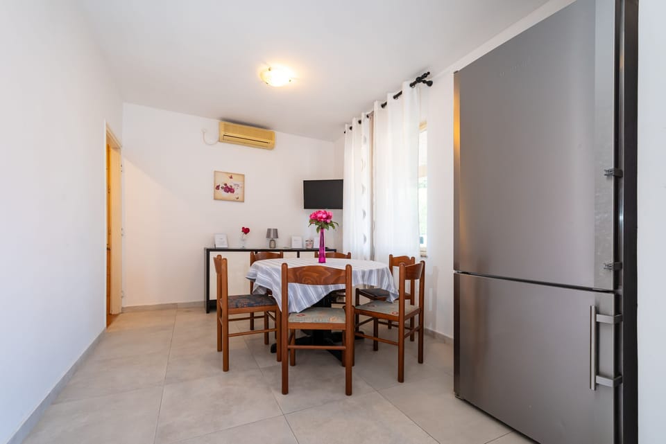 Apartment, 3 Bedrooms, Balcony, Garden View | Dining