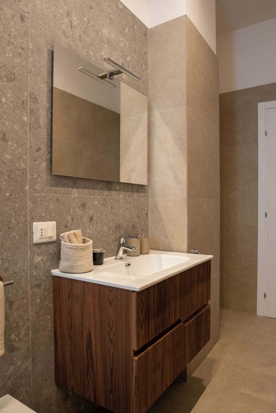 Deluxe Quadruple Room | Bathroom | Shower, rainfall showerhead, hair dryer, bidet