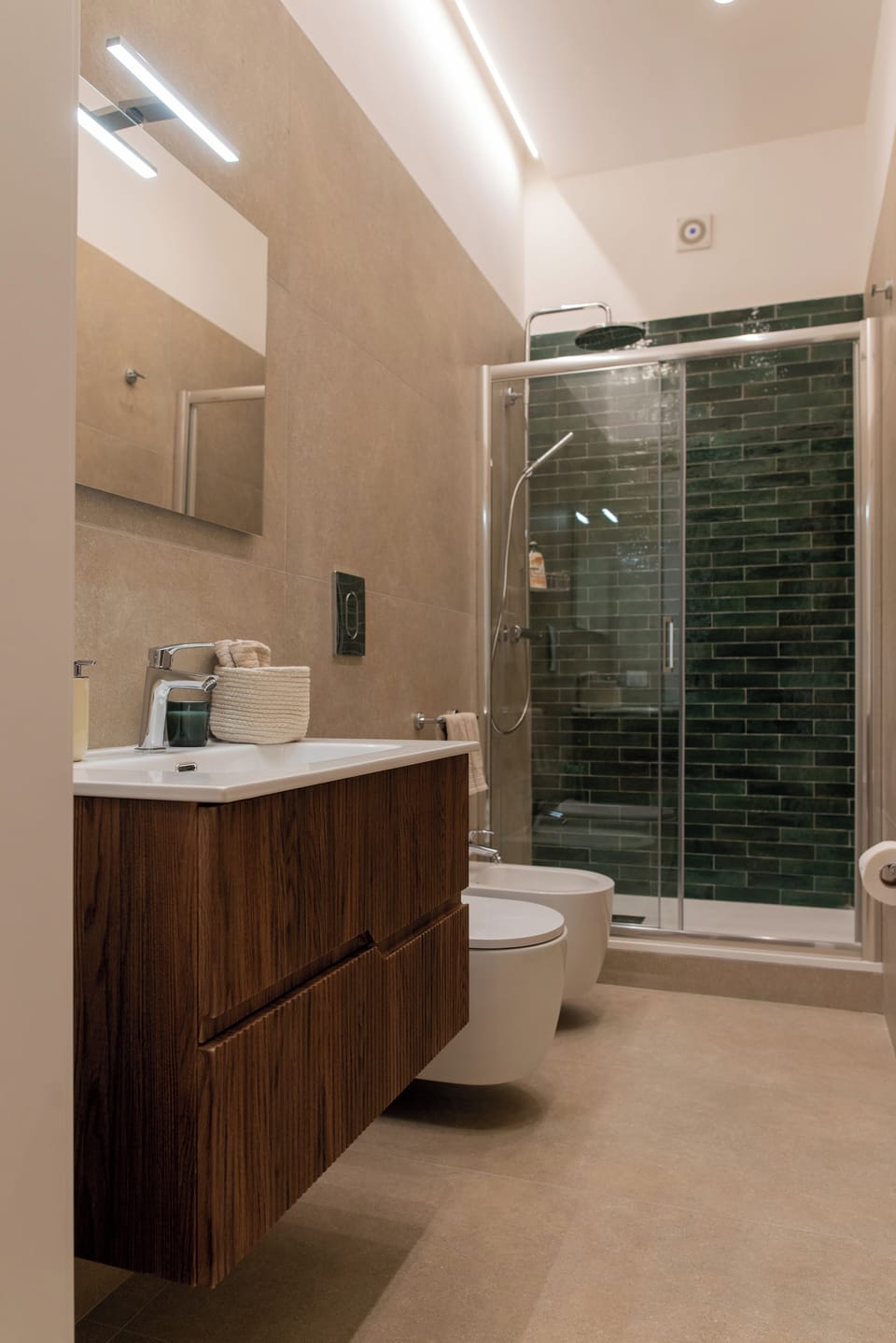 Deluxe Double Room, City View | Bathroom | Shower, rainfall showerhead, hair dryer, bidet
