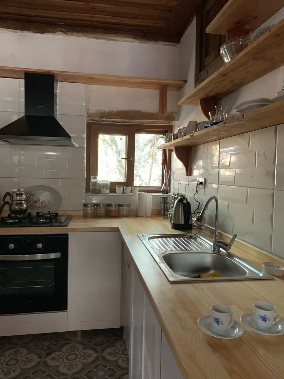 Traditional Cottage | Private kitchen | Fridge, stovetop, coffee/tea maker, electric kettle