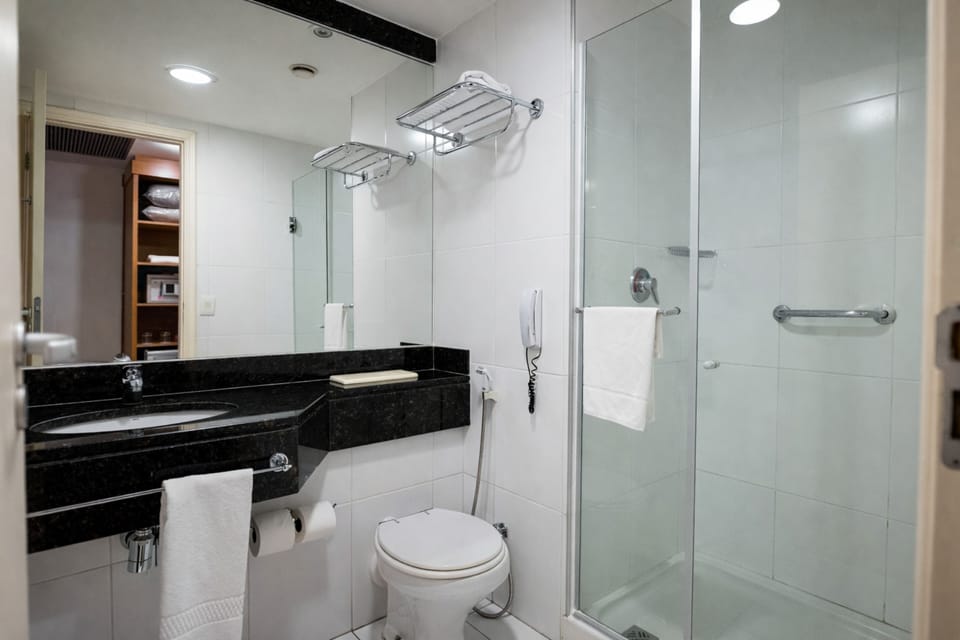 Minibar, free WiFi, bed sheets