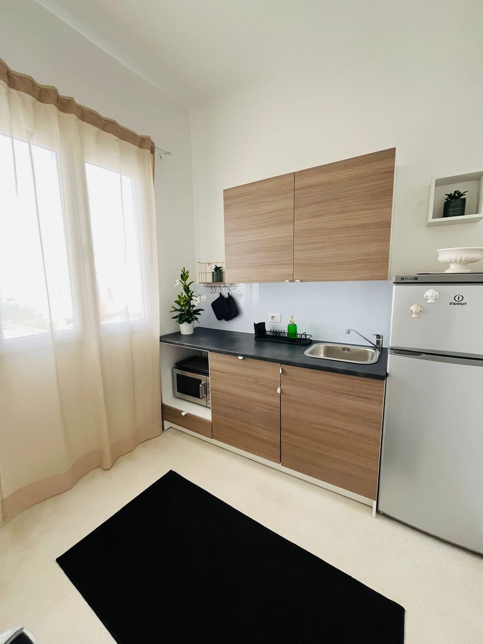 Full-size fridge, microwave, stovetop, cookware/dishes/utensils