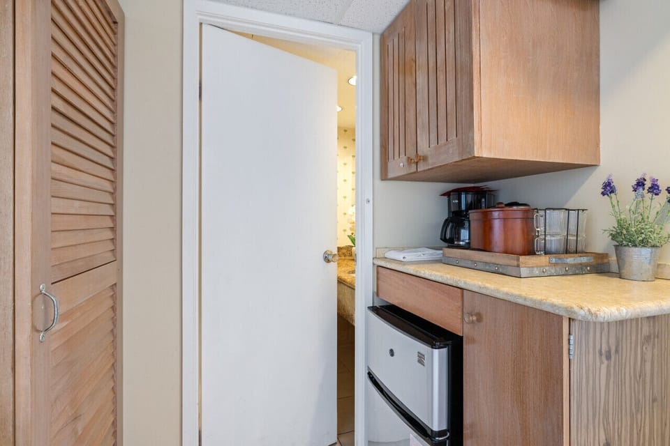 Compact kitchen nook ready for light cooking on the go.