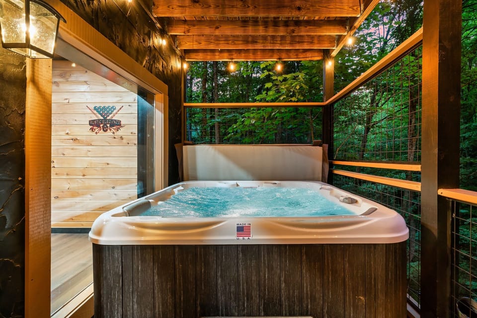 Brand New HOT TUB with amazing views