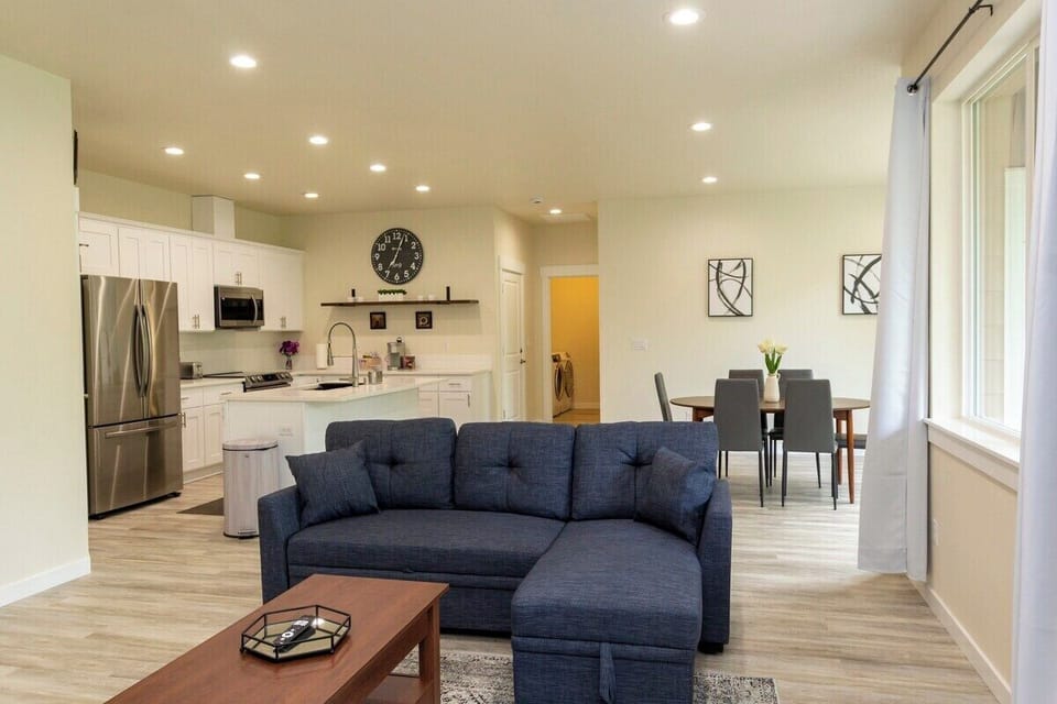 Light and bright spacious great room with full kitchen. Dining table seats 6. 