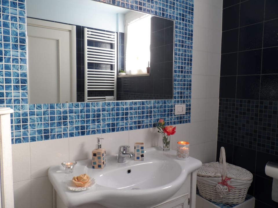 Double or Twin Room | Bathroom | Shower, free toiletries, hair dryer, bidet