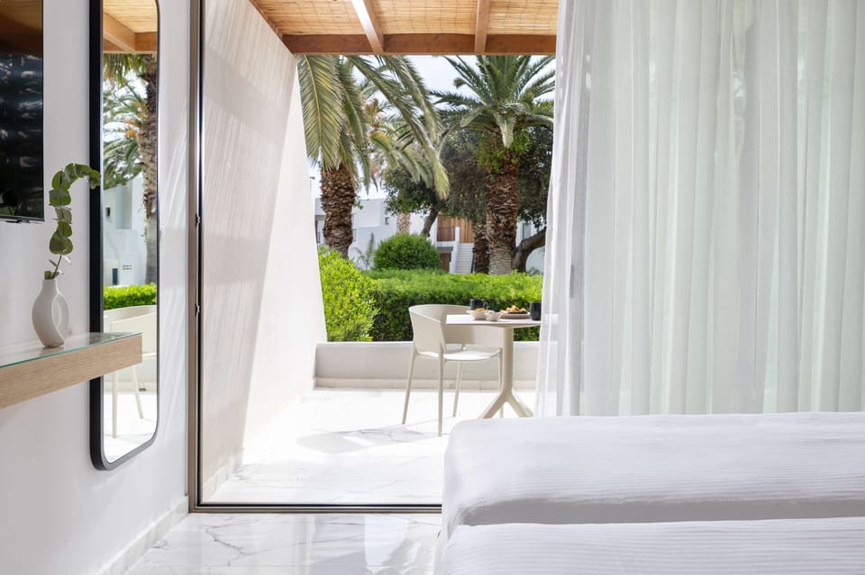 Double Room | Hypo-allergenic bedding available, in-room safe, soundproofing