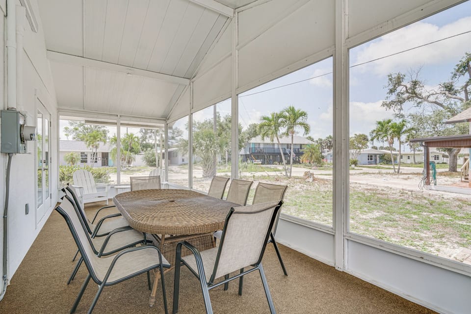 Screened-In Porch | Outdoor Dining Set | Gas Grill