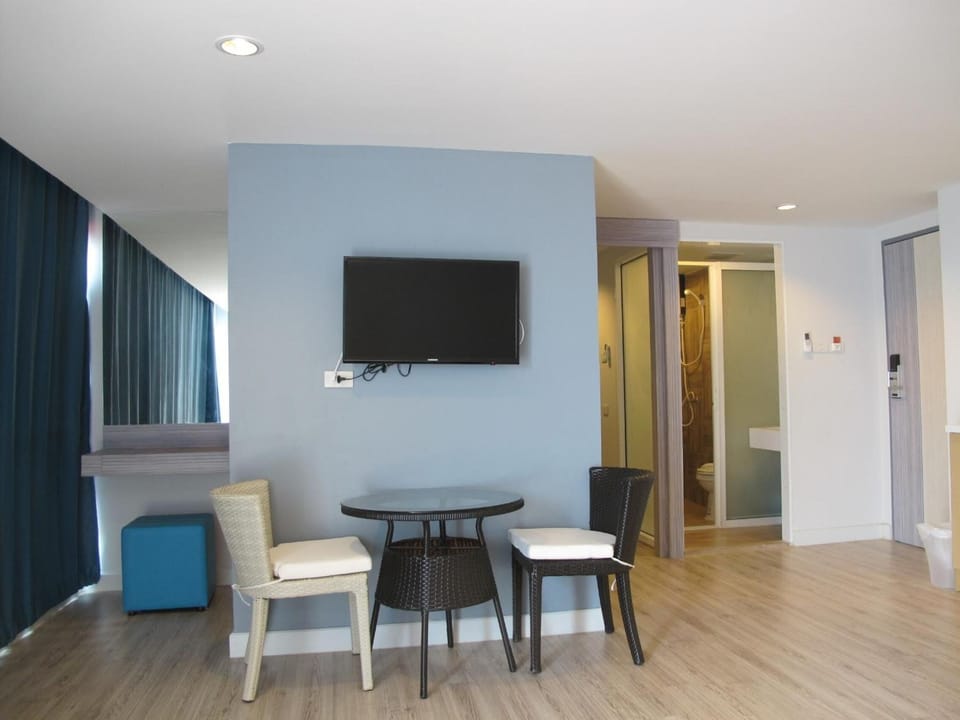 In-room safe, free WiFi, bed sheets