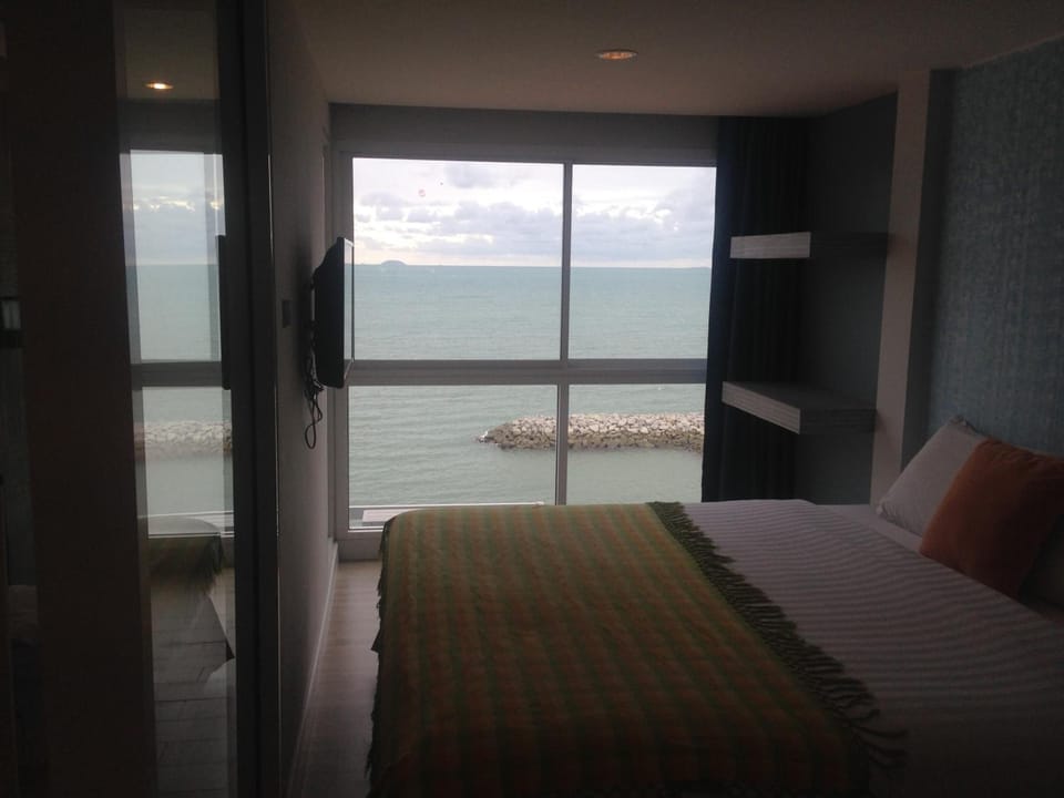 In-room safe, free WiFi, bed sheets