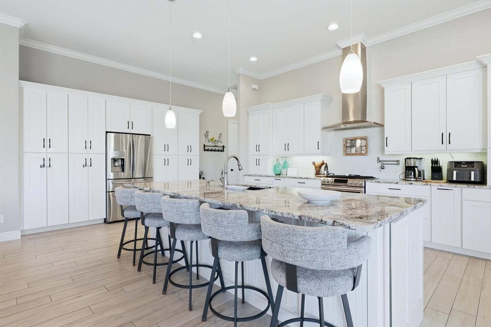 Beautiful, bright, open, fully-equipped kitchen