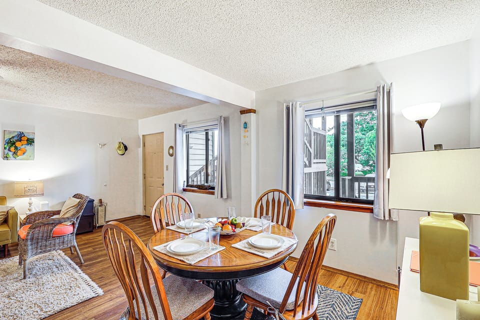 Dining Area | Dishware/Flatware Provided