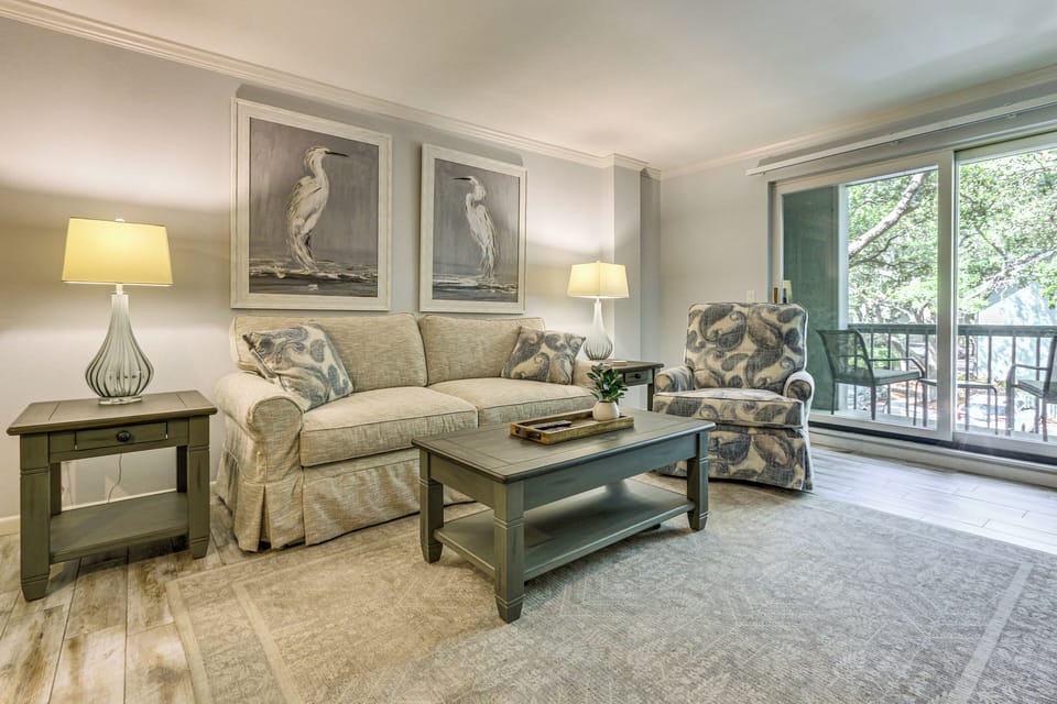 Living Room | Queen Sleeper Sofa | Smart TV | Free WiFi | Books
