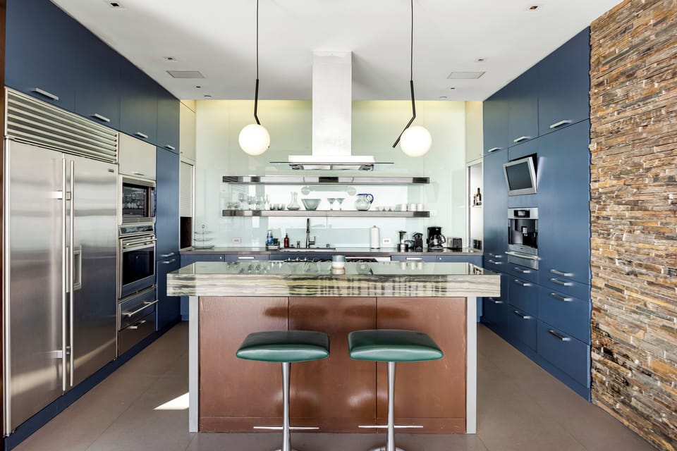 Fully equipped chef’s kitchen with island barstools.