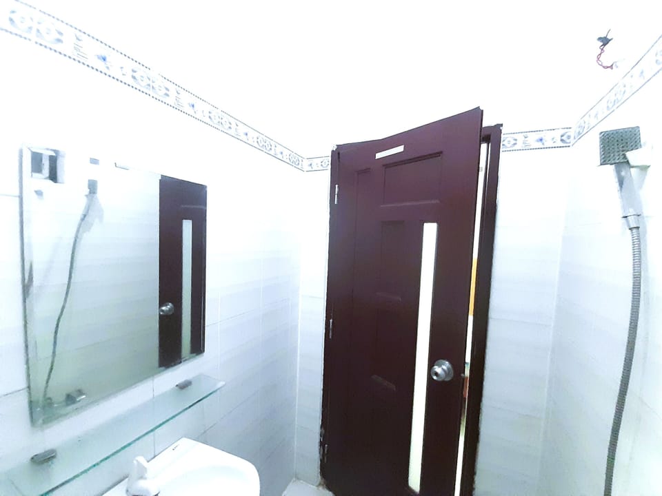 Economy Double Room | Bathroom | Shower, free toiletries, towels, toilet paper