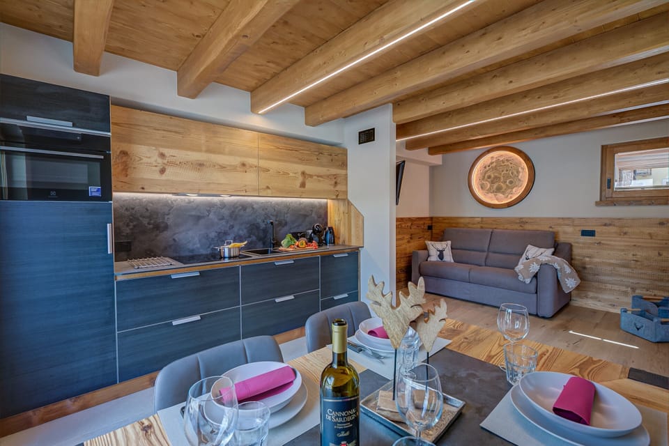 Family Apartment, 1 Bedroom, Microwave (Belfiore) | Dining room