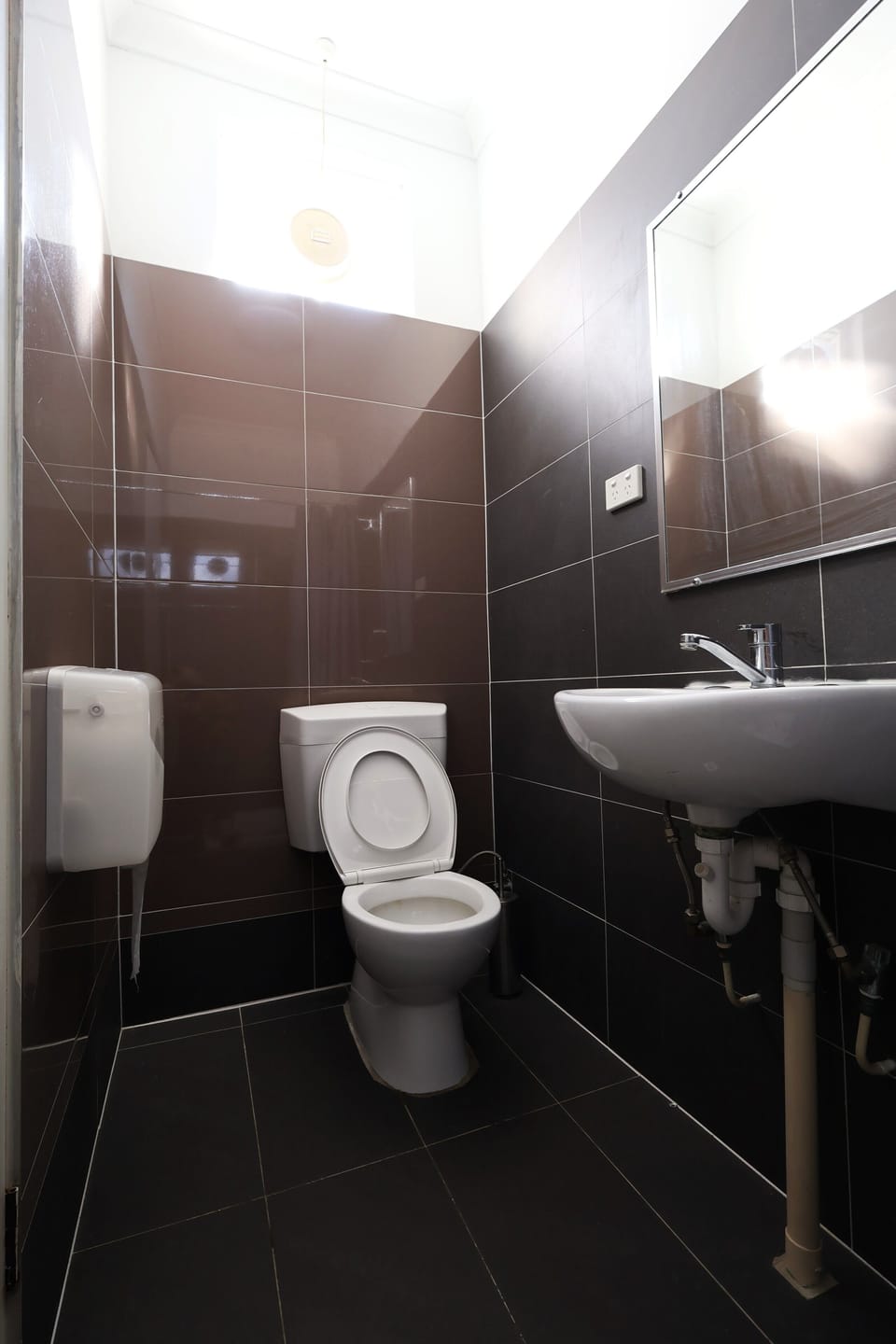 10 Bed Mixed Dormitory | Bathroom | Toilet paper