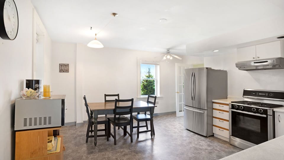 House, 4 Bedrooms | Private kitchen | Mini-fridge, microwave, coffee/tea maker, toaster