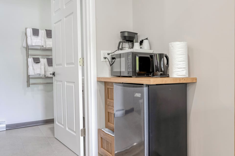 Deluxe Room, 2 Queen Beds, Mobility Accessible | In-room dining