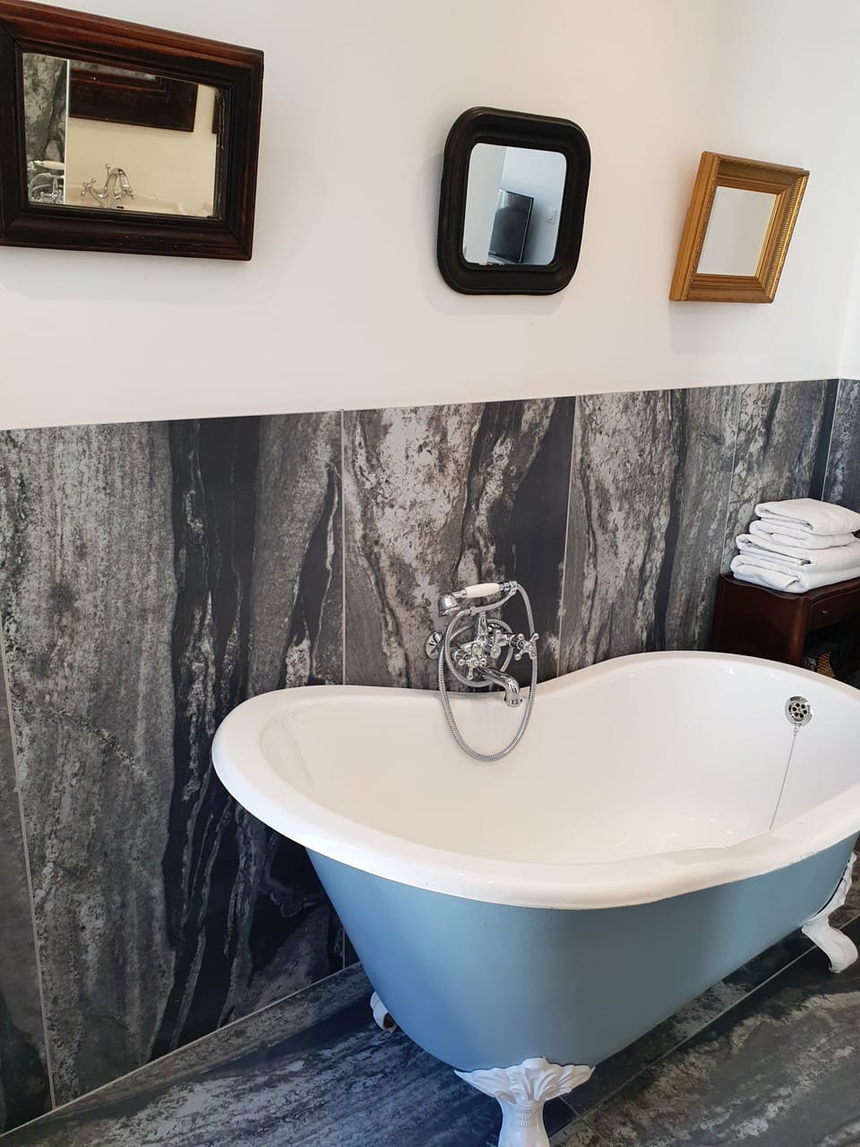Deluxe Suite, Balcony, Park View | Bathroom | Hair dryer, towels, soap, shampoo
