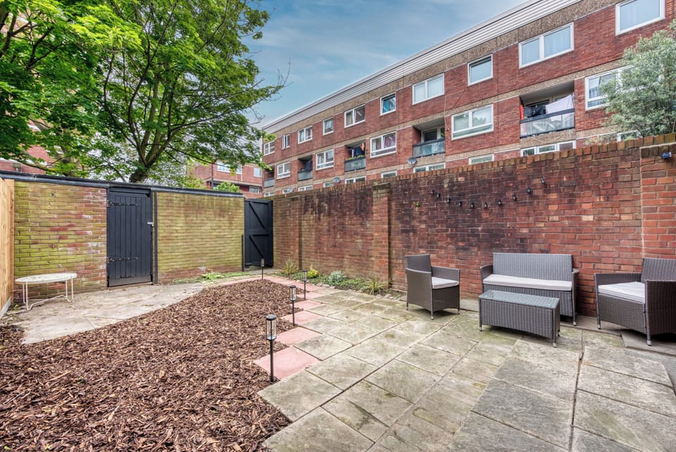 Private garden with BBQ and seating area (2)