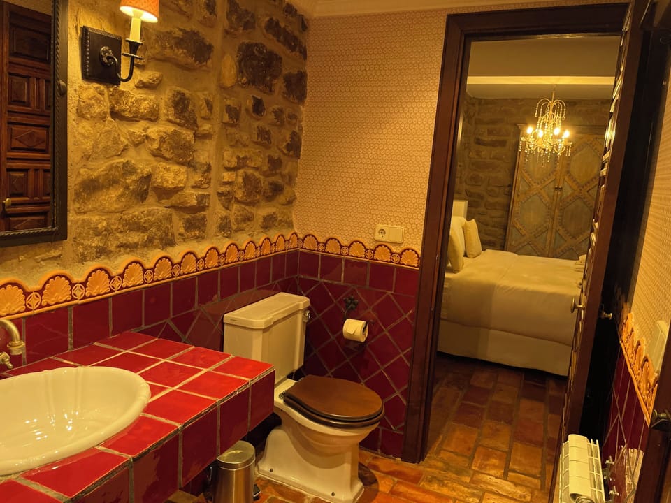 Manor Suite # 1 | Bathroom | Free toiletries, hair dryer, towels, soap