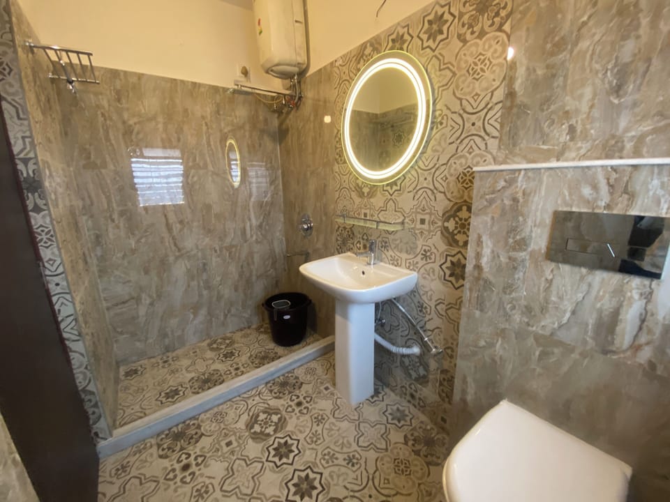 Luxury Room, Private Bathroom, City View | Bathroom | Shower, free toiletries, towels, soap
