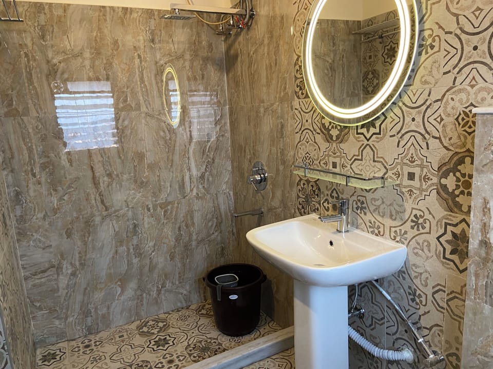 Luxury Room, Private Bathroom, City View | Bathroom | Shower, free toiletries, towels, soap