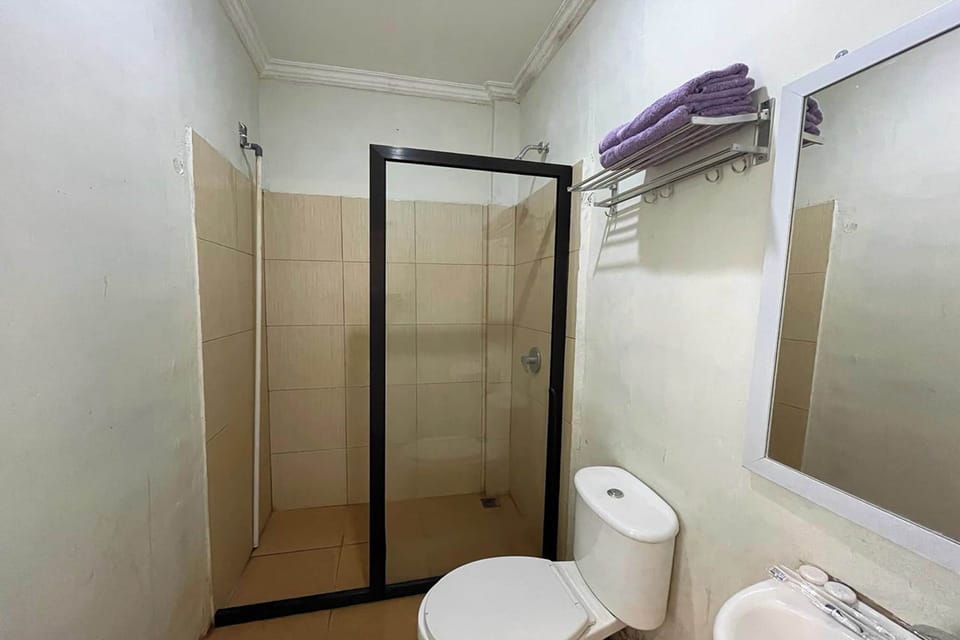 Shower, rainfall showerhead, free toiletries, bidet