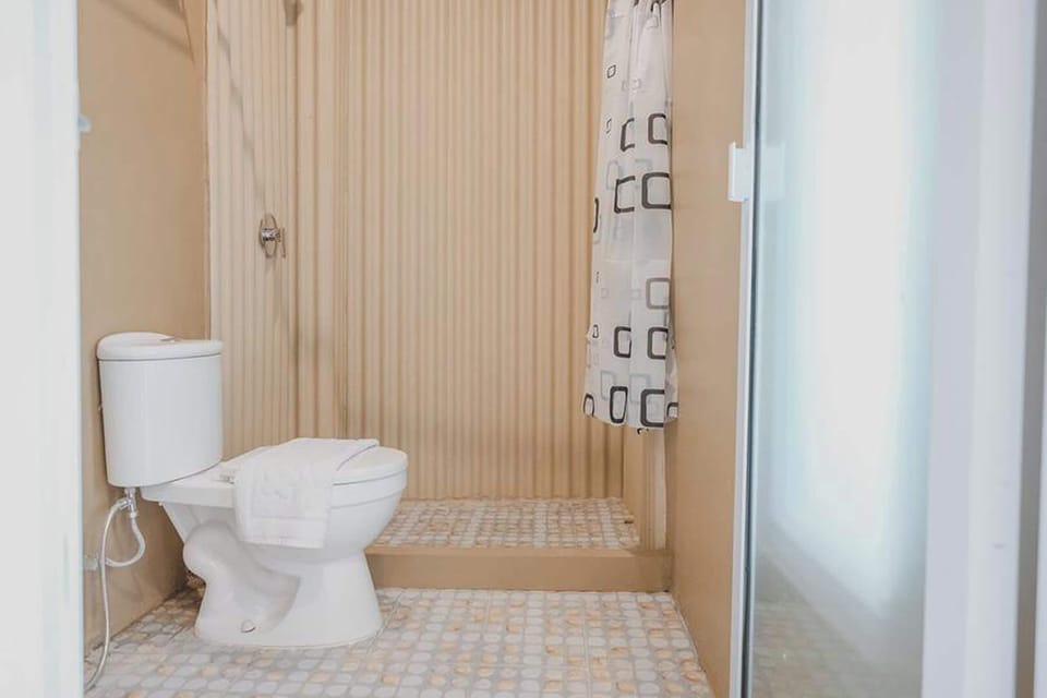 Superior Double Room | Bathroom | Shower, rainfall showerhead, free toiletries, bidet