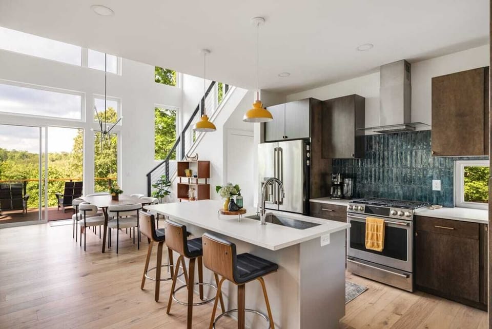 This stylish, fully equipped kitchen has all the essentials. Perfect for morning coffee, family meals, or late-night snacks in comfort and style