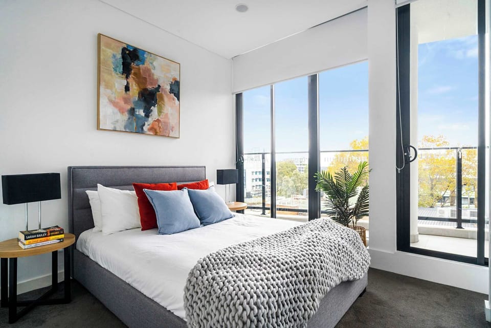 Queen bedroom with a large wardrobe and access to the balcony.