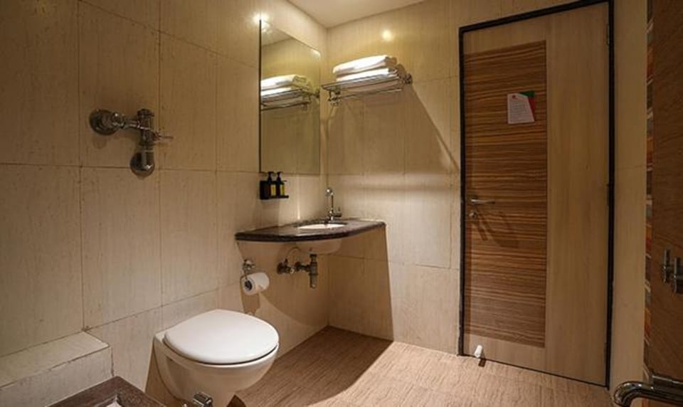 Deluxe Room | Bathroom | Shower, rainfall showerhead, free toiletries, towels